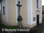 Kříž u kostela